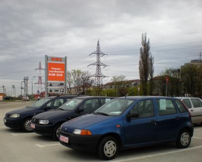 Parcarea hypermarketurilor, piaţă de maşini second-hand (FOTO)
